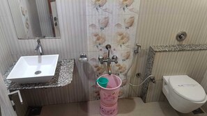 Buồng tắm vòi sen, khăn tắm, xà phòng, dầu gội 