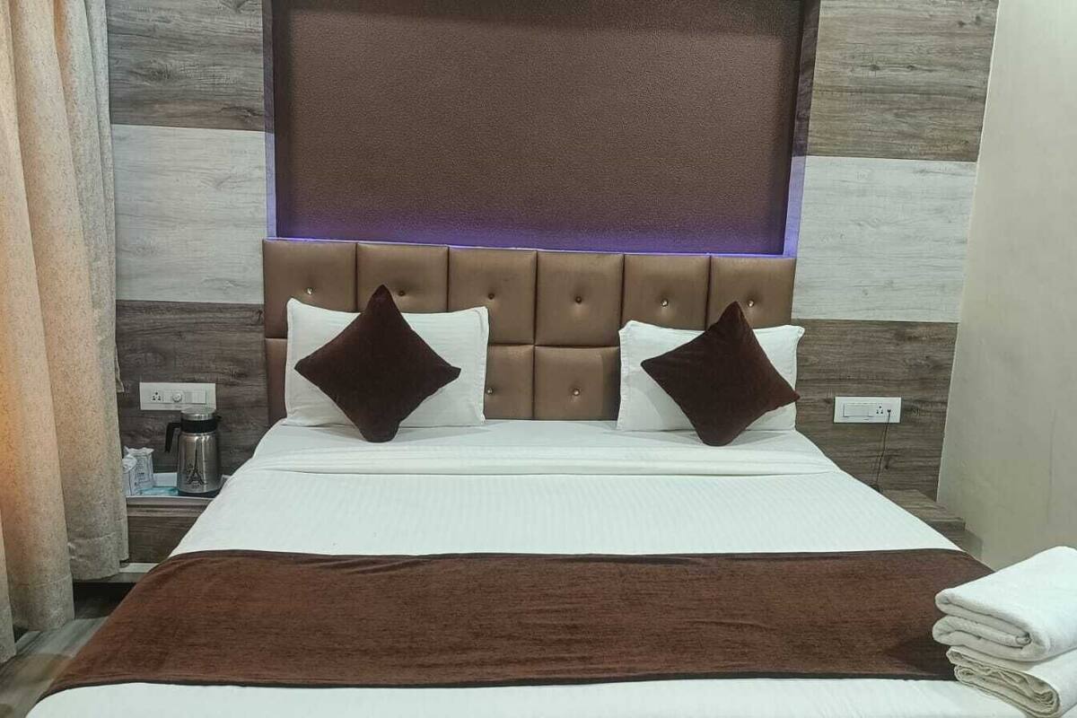 Executive Double Room | Desk, free WiFi