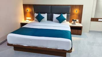 Quarto quádruplo executivo | Escrivaninha, Wi-Fi de cortesia