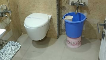 Ducha, toallas, jabón, shampoo