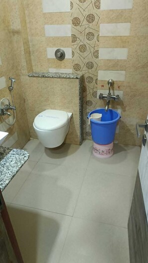 Executive Quadruple Room | Bathroom | Shower, towels, soap, shampoo - Hotel Cidade De Diu (Diu)