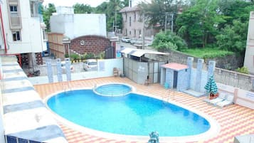 Una piscina al aire libre