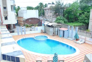 Una piscina al aire libre