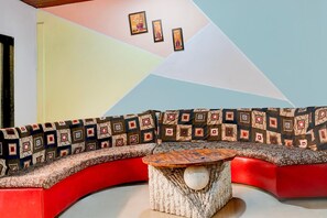 House | Living room - Hotel O Malavli Lonavala Hill View (Mawal)