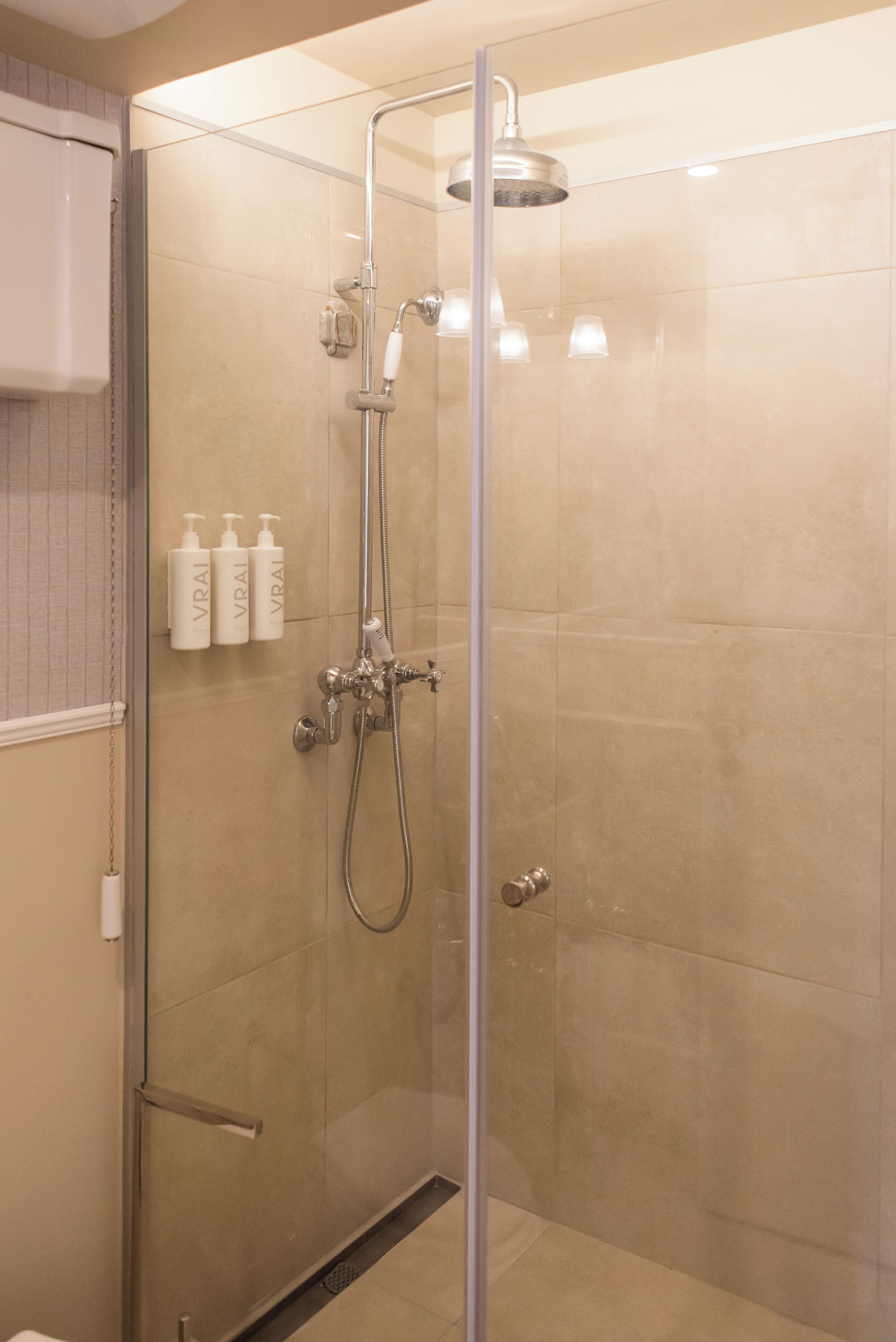 Klassieke kamer | Badkamer | Een douche, een haardroger, pantoffels, handdoeken