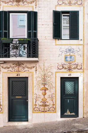 A building facade with two doors, each marked with the number 45, and a window with green shutters. - Villa Dorothea (Lisbon)