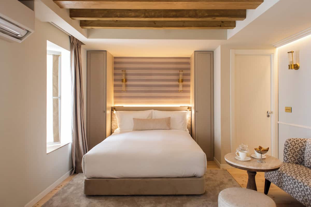 Classic Room | Peralatan tempat tidur premium, tilam berlapik, item bar mini percuma