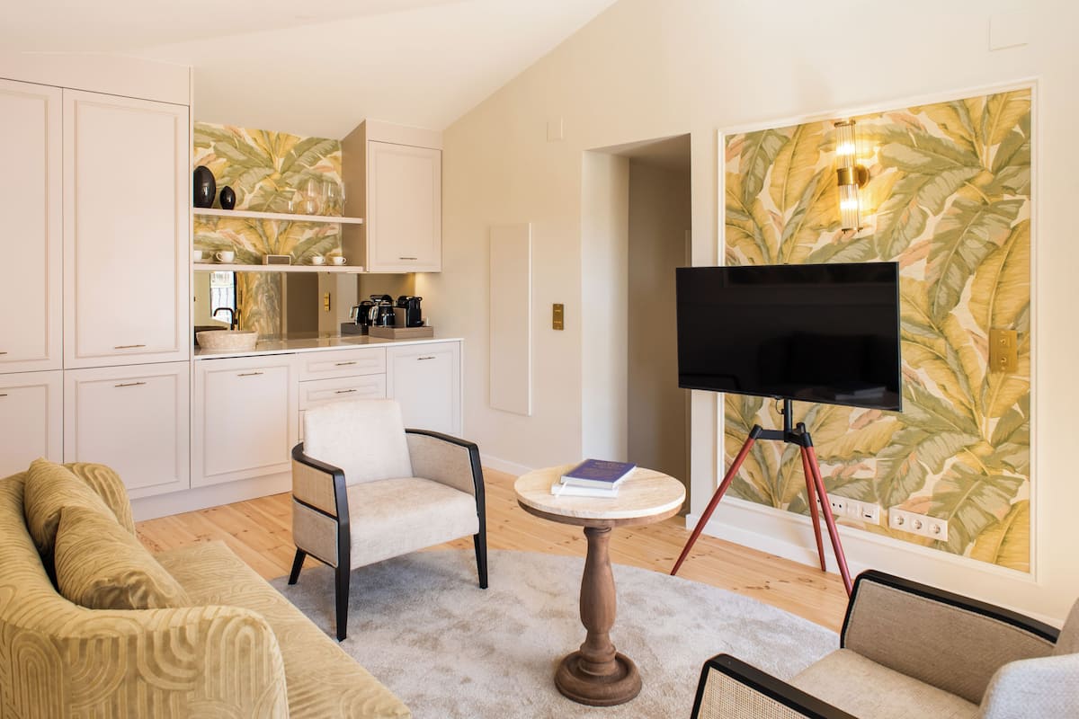 Standard Suite, City View | Living area