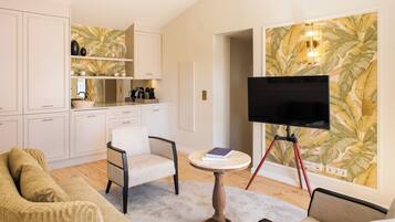 Standard Suite, City View | Living area