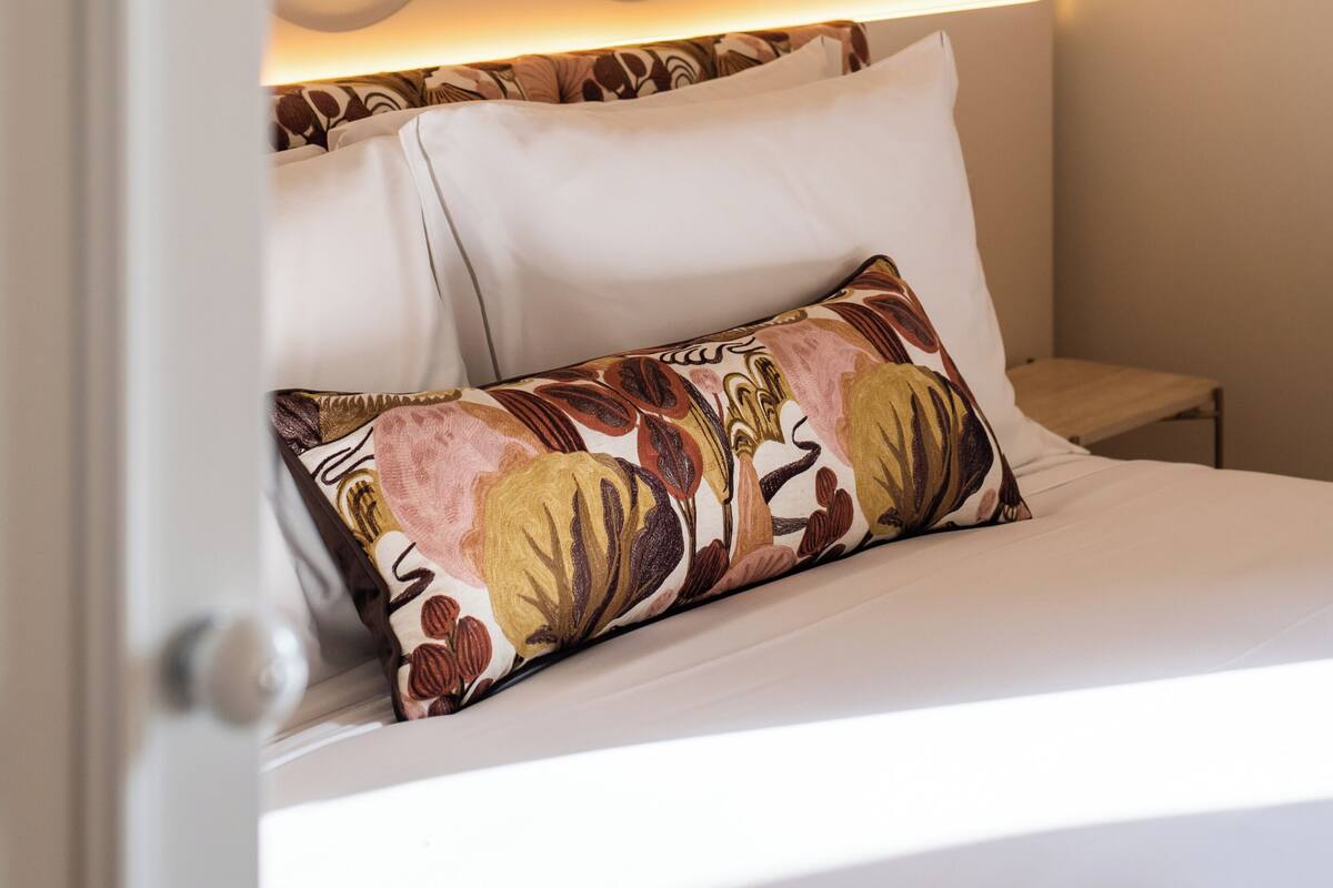 Deluxe Room | Peralatan tempat tidur premium, tilam berlapik, item bar mini percuma