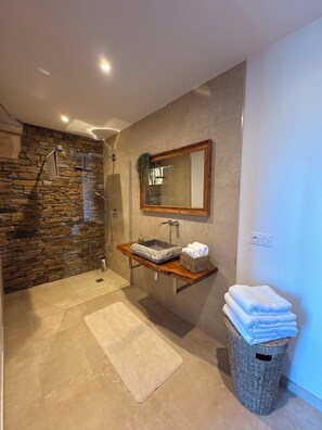 Shower, hair dryer, towels, toilet paper - New 80 m² apartment with private garden - Lozari sea view - 6 pers. (Belgodere)