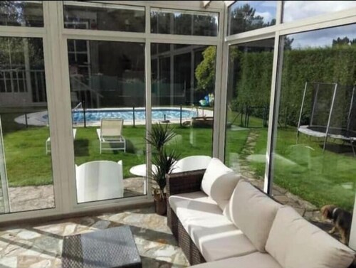 Spacious rural house with private swimming pool 5 km from Santiago de Compostela.