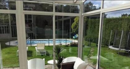Spacious rural house with private swimming pool 5 km from Santiago de Compostela.