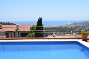 Outdoor pool - Apartment attached to villa with panoramic views and private pool (Sitges)