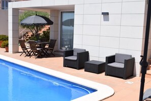 Outdoor pool - Apartment attached to villa with panoramic views and private pool (Sitges)