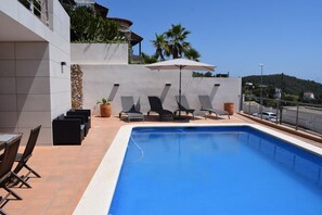 Outdoor pool - Apartment attached to villa with panoramic views and private pool (Sitges)