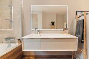 Shower, hair dryer - Villa Maison Blondin (Ucel)