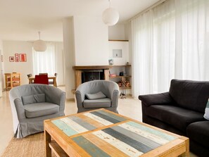 Fernseher, Kamin, DVD-Player