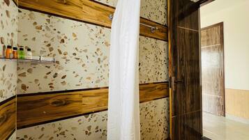 Eenvoudige eenpersoonskamer | Badkamer | Gratis toiletartikelen, handdoeken, zeep, shampoo