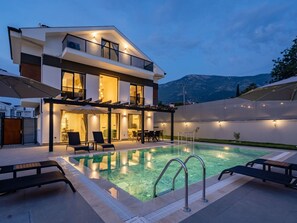 A modern two-story house with a swimming pool, outdoor seating, and mountain views. - Villa in Ölüdeniz mit Kinderpool by Interhome (Ölüdeniz)