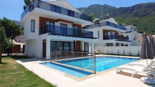 A modern two-story house with a swimming pool, large windows, and a balcony. - Villa in Ölüdeniz für Familien 8 P by Interhome (Ölüdeniz)