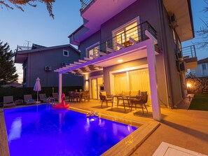 A modern two-story house with a swimming pool, outdoor seating area, and a covered patio. - Große für Villa bis zu 9 Personen by Interhome (Ölüdeniz)