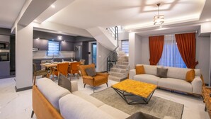 Una sala de estar moderna con sofá, mesa de centro y comedor.