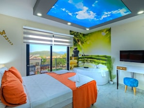 Habitación de hotel moderna con cama, escritorio, televisión, balcón con vistas panorámicas y techo con proyección de cielo.