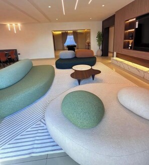 Deluxe Apartment, Balcony, City View | Interior - Ennyln Apartment (Abuja)