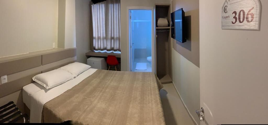 Bàn, khu vực làm việc phù hợp cho laptop, màn/rèm cản sáng 