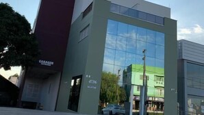 A modern building with a large glass facade and a sign reading "GARAGEM." - Hotel Catarina (Sao Miguel Do Oeste)