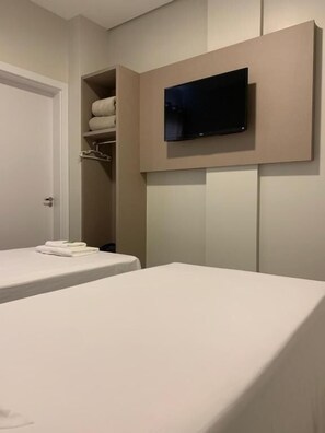 Deluxe Twin Room, Courtyard View | Desk, laptop workspace, blackout drapes, soundproofing - Hotel Catarina (Sao Miguel Do Oeste)