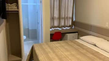 Escritorio, espacio para trabajar con laptop y cortinas blackout