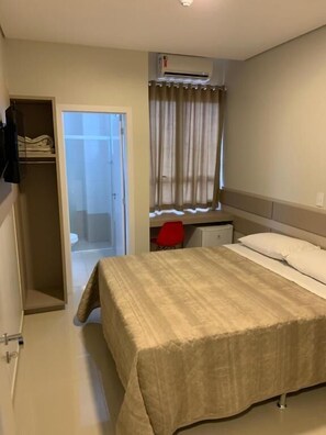 Phòng đôi Deluxe, quang cảnh sân vườn | Bàn, khu vực làm việc phù hợp cho laptop, màn/rèm cản sáng 