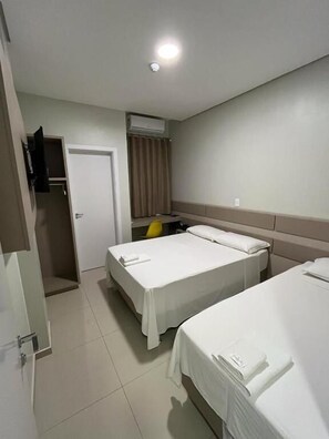 Meja kerja, ruang kerja ramah laptop, dan tirai kedap cahaya