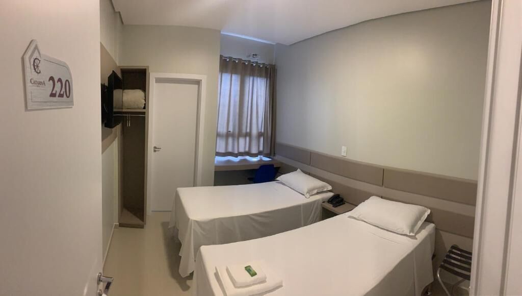 Phòng 2 giường đơn Deluxe, quang cảnh sân vườn | Bàn, khu vực làm việc phù hợp cho laptop, màn/rèm cản sáng 