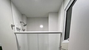 A small, enclosed shower stall with a toilet and a bathtub. - Hotel Catarina (Sao Miguel Do Oeste)