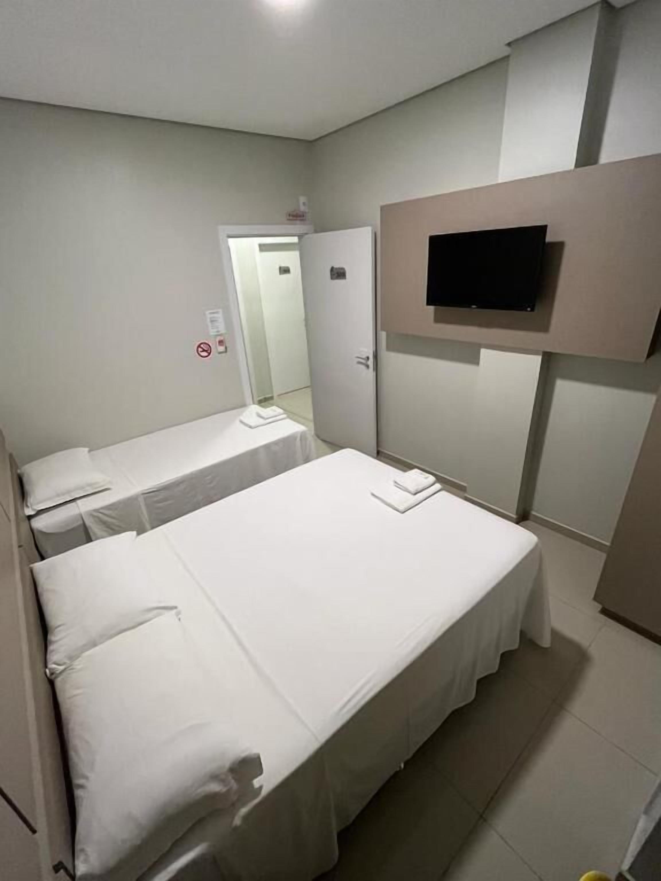 办公桌、笔记本电脑工作区、遮光窗帘、隔音