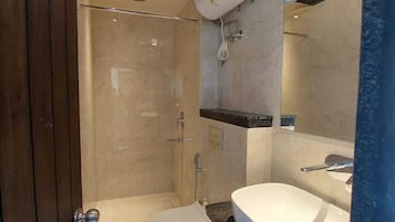 Chambre Double Deluxe, vue établissement | Salle de bain