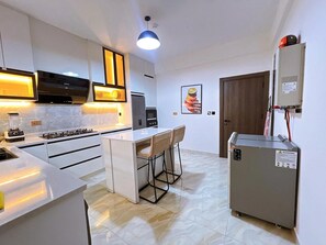 Appartement Deluxe, balcon, vue sur la ville | Cuisine privée | Réfrigérateur, four à micro-ondes, un four, surface de cuisson