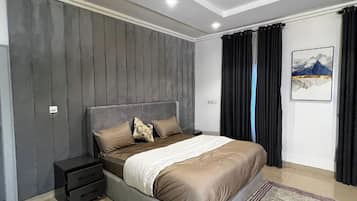 Deluxe Apartment, Balcony, City View | Peti besi dalam bilik, meja, ruang kerja komputer riba