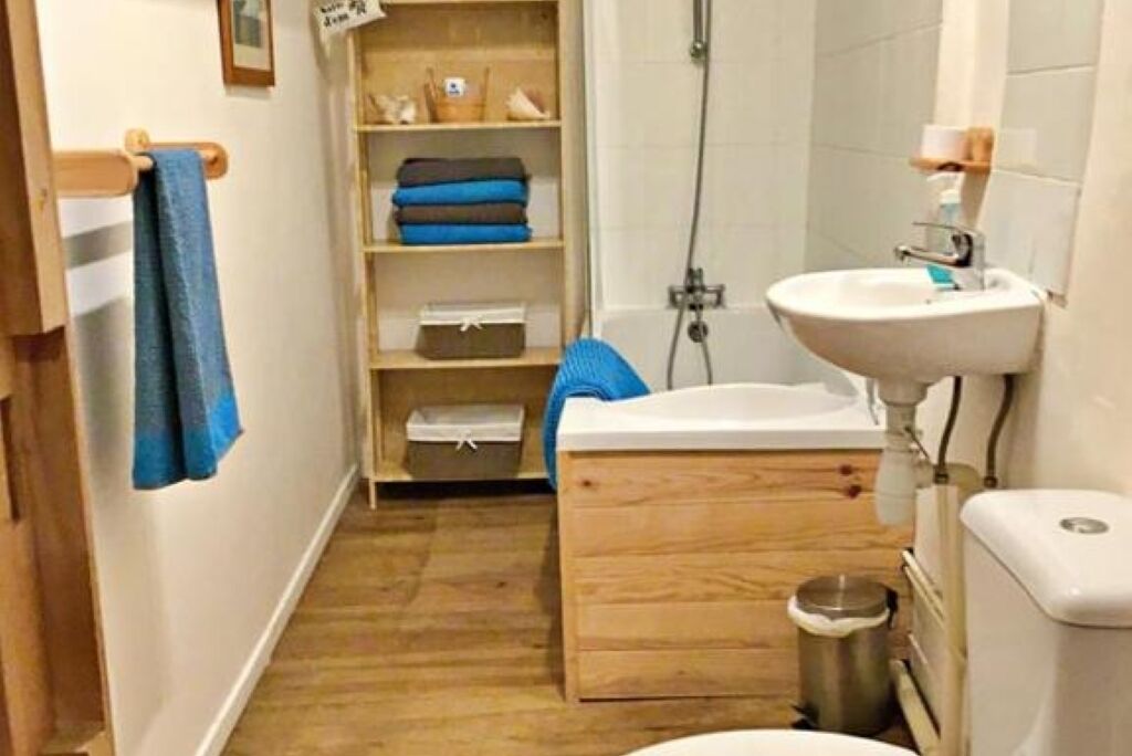 Douche, sèche-cheveux, savon, shampoing