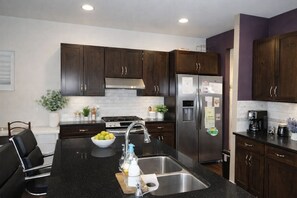 Private kitchen - Enjoyable bedroom in shared house in charming Kent suburb (Kent)