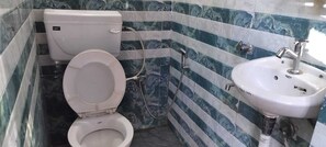 Deluxe Room | Bathroom | Shower, towels, soap, shampoo - Shiva Family Restaurant Guest House (Noorpur)