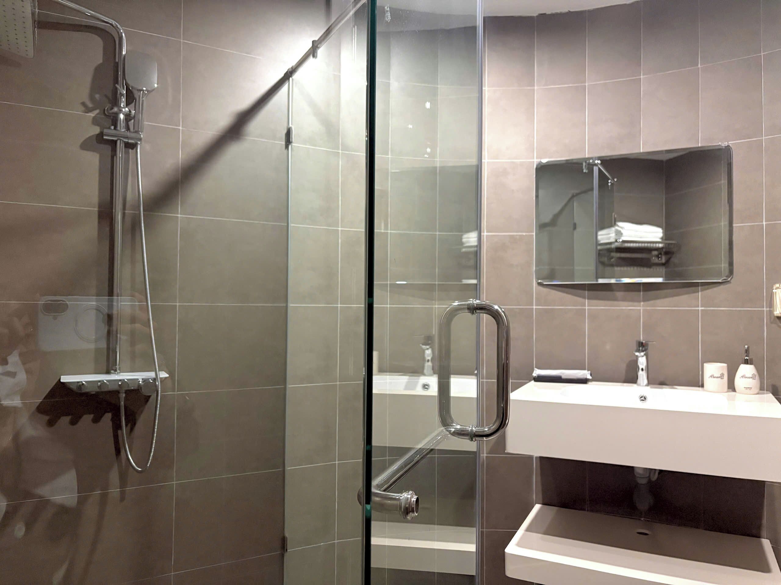 Superior Suite, City View | Bathroom