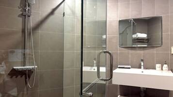 Superior Suite, City View | Bathroom