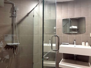 Superior Suite, City View | Bathroom - ASEAN MINH NGUYET HOTEL (Vinh Yen)