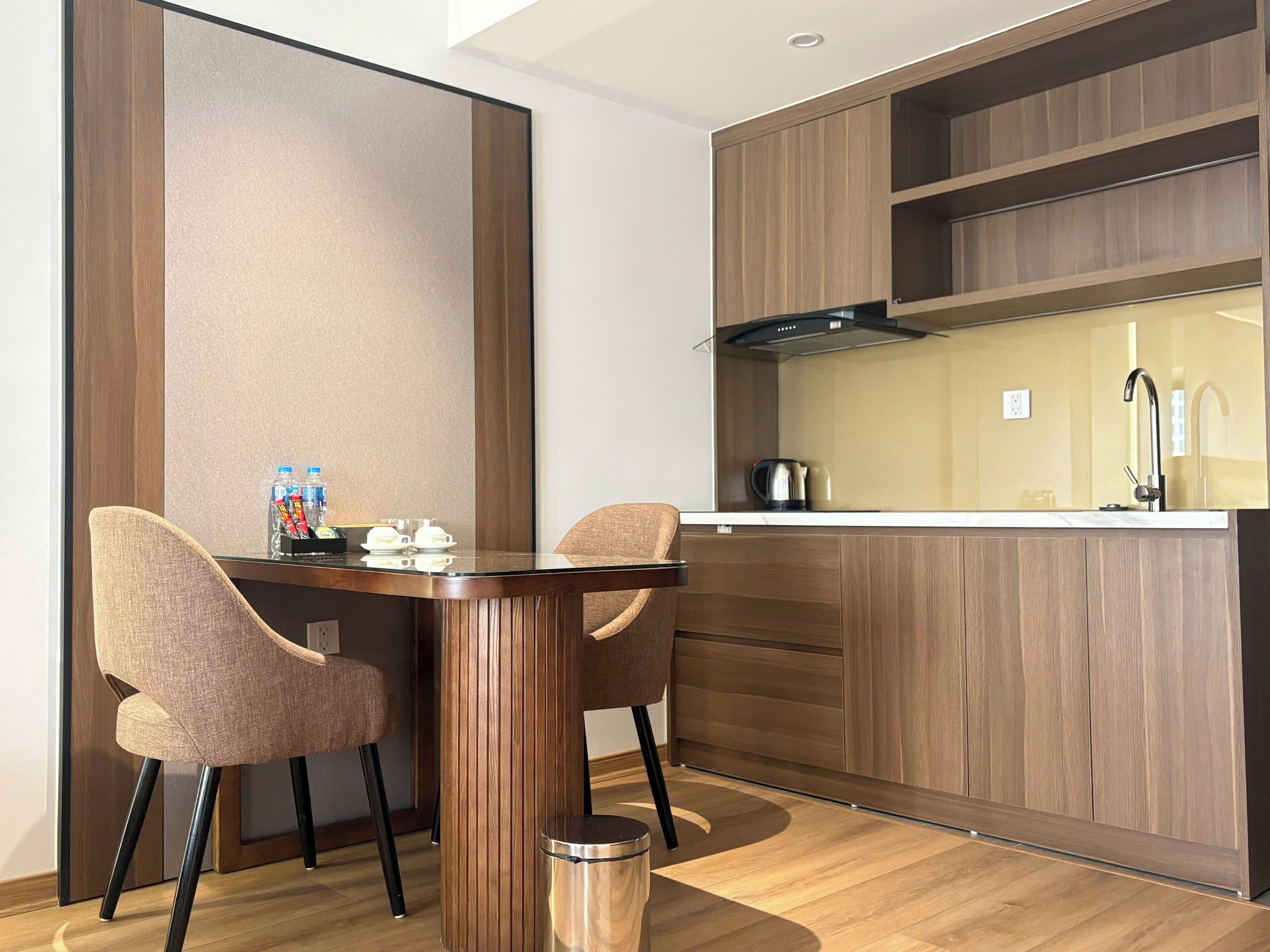 Superior Suite, City View | Dining