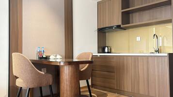 Superior Suite, City View | Dining