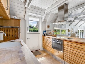 Kylskåp, mikrovågsugn, diskmaskin och grytor/köksredskap